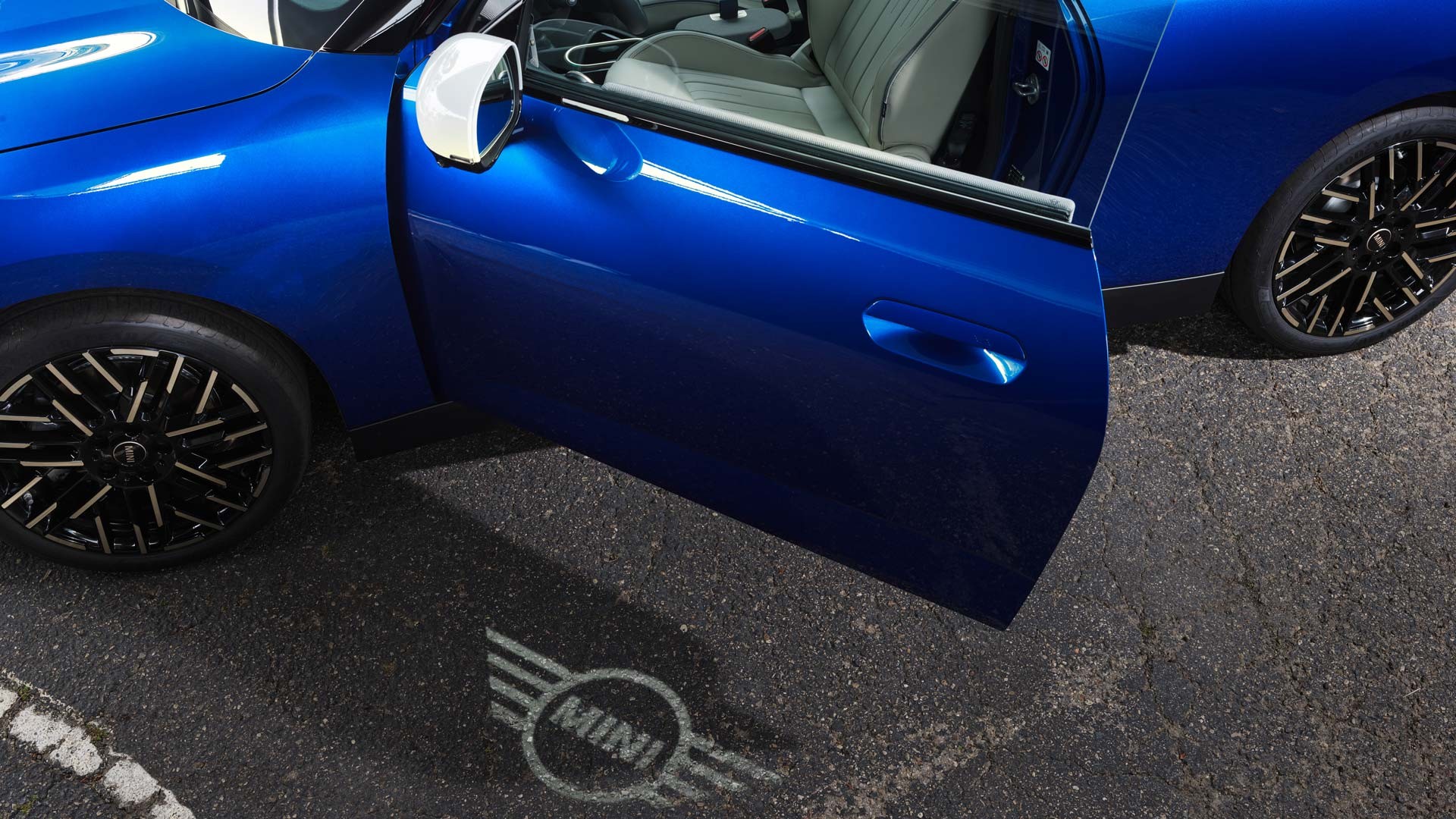 السيارة MINI الكهربائية بالكامل – الجربة الرقمية - المفتاح الرقمي الفائق